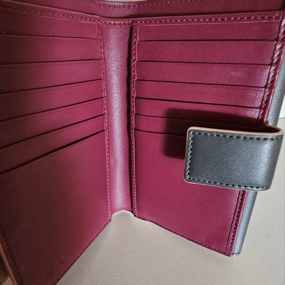 Fendi authentic medium size wallet - Picture 8 of 10